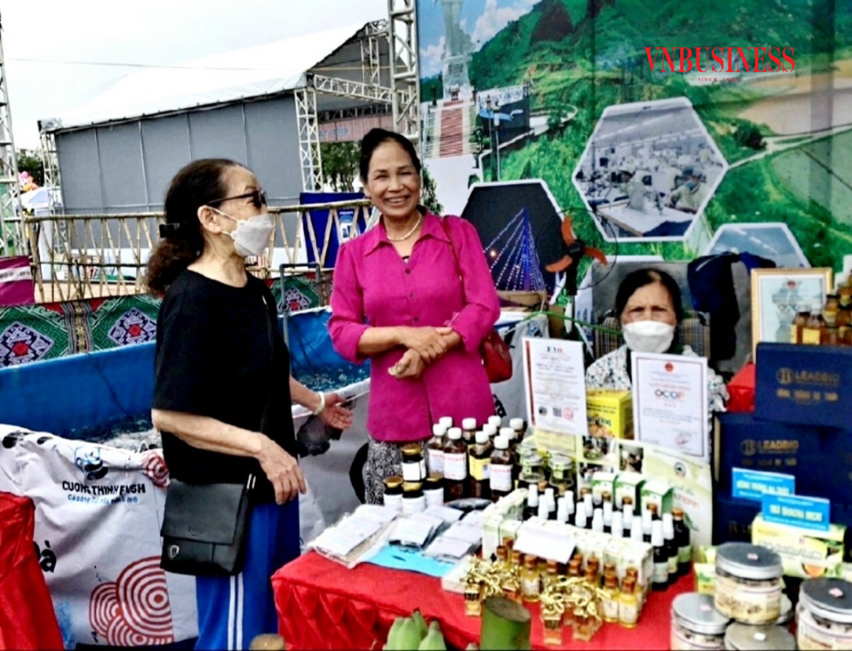 Nữ Giám đốc 'truyền lửa' thoát nghèo cho bà con dân tộc thiểu số