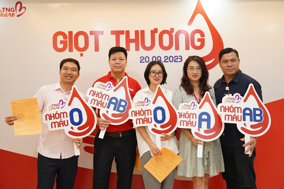 Người TNG Holdings Vietnam mang 'giọt thương' gửi vào ngân hàng máu
