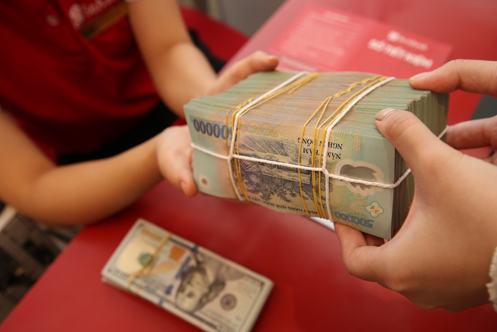 Lãi suất giảm sâu nên 'cất' tiền vào đâu?