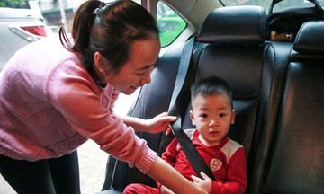 Lấp khoảng trống sử dụng thiết bị an toàn cho trẻ khi di chuyển bằng ô tô