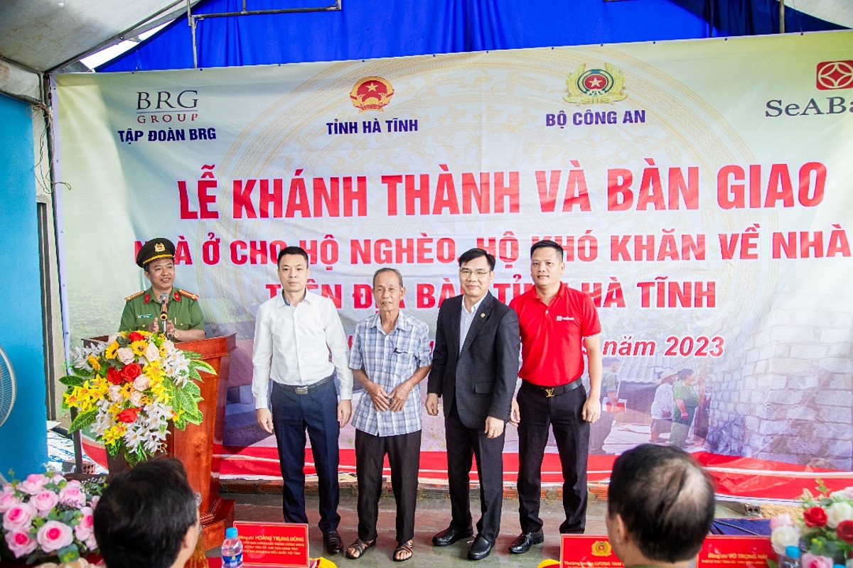 Bộ Công an và tỉnh Hà Tĩnh cùng Tập đoàn BRG và Ngân hàng SeABank bàn giao 600 nhà ở cho hộ nghèo trên địa bàn tỉnh Hà Tĩnh