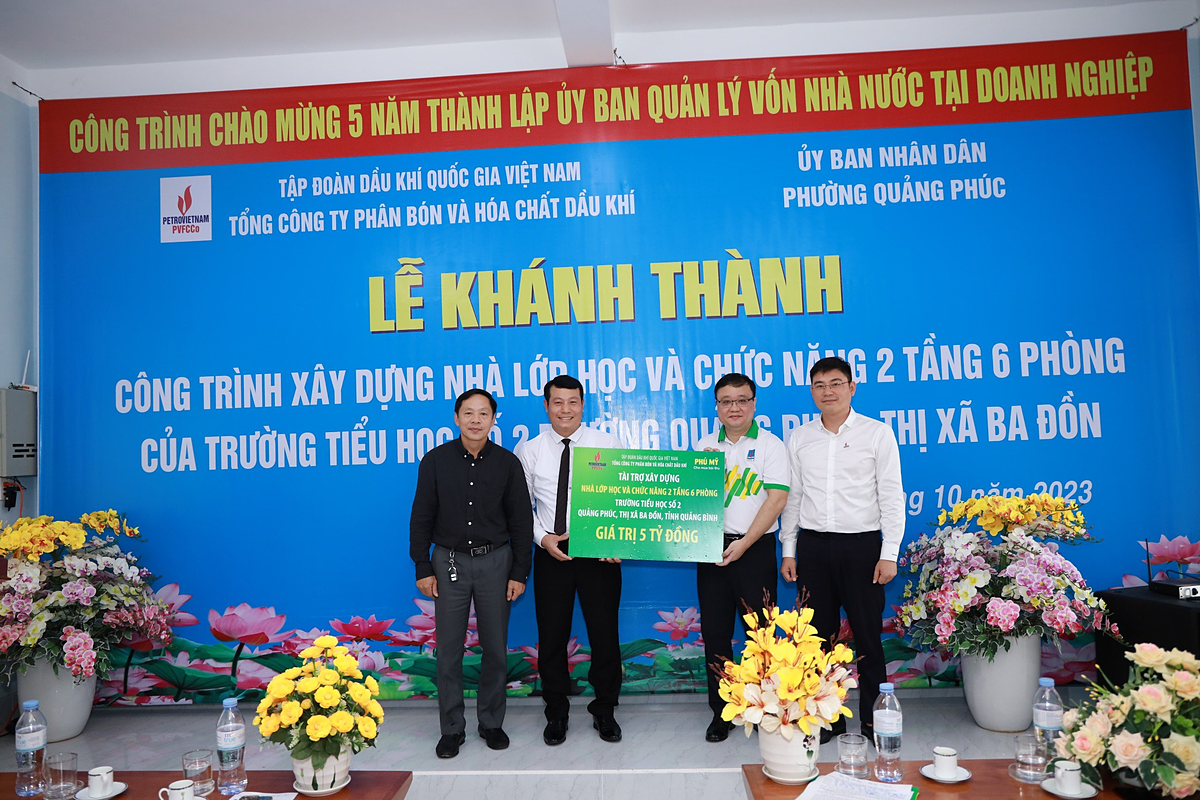 Khánh thành và bàn giao Nhà lớp học và chức năng của Trường Tiểu học số 2, thị xã Ba đồn, tỉnh Quảng Bình