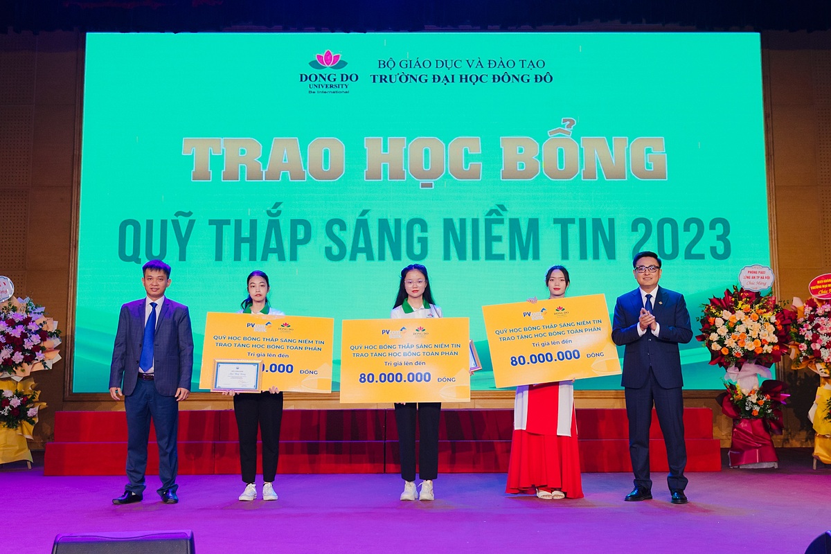 PVcomBank trao 240 triệu học bổng cho sinh viên trường Đại học Đông Đô