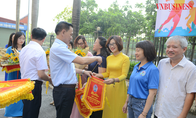 <p class="Normal">
Đồng chí Nguyễn Mạnh Cường, Bí thư Đảng Ủy, Phó chủ tịch Liên minh HTX Việt Nam trao cờ lưu niệm cho các đội thi tại buổi lễ khai mạc.</p>