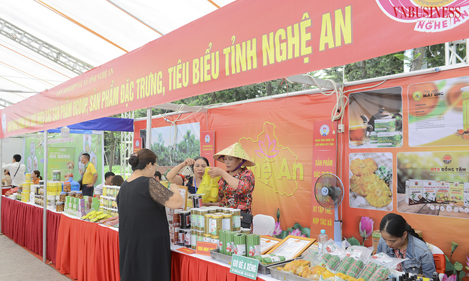 <p class="Normal">
Tại Hội chợ lần này, Liên Minh HTX Việt Nam sẽ hỗ trợ các HTX trong việc kết nối, gặp gỡ để ký kết hợp đồng tiêu thụ sản phẩm các doanh nghiệp, siêu thị để tháo gỡ những khó khăn trong việc tiêu thụ sản phẩm.</p>