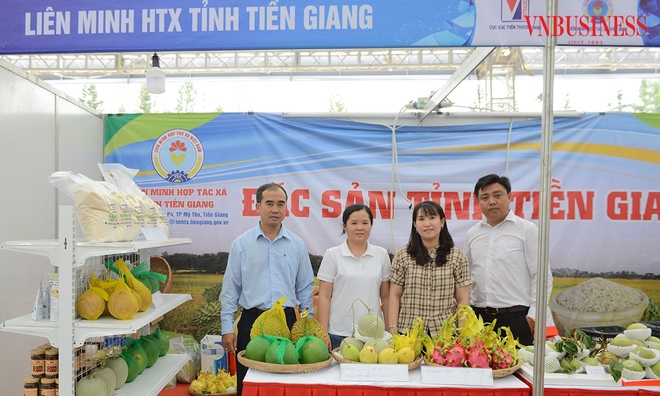<span>Bên cạnh việc đẩy mạnh tuyên truyền, đạo tạo bồi dưỡng, hỗ trợ vốn tín dụng, vấn đề xúc tiến thương mại luôn được Liên minh HTX Việt Nam quan tâm nhằm tháo gỡ điểm nghẽn tiêu thụ nông sản, thực phẩm cho nông dân, HTX, doanh nghiệp thành viên.</span>