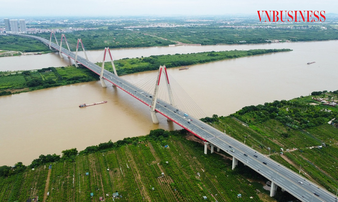 <p class="Normal">
Cầu Nhật Tân được thông xe vào ngày 4/1/2015, là một trong những công trình giao thông nổi bật của Thủ đô kể từ sau năm 2008 khi Hà Tây sáp nhập vào Hà Nội. Cầu Nhật Tân và đường hai đầu cầu có tổng mức đầu tư hơn 13.626 tỷ đồng với tổng chiều dài 8.930 m bao gồm: phần cầu Nhật Tân có tổng chiều dài 3.755 m với bề rộng mặt cầu 33,2 m &lpar;6 làn xe chính và 2 làn dừng khẩn cấp&rpar;. Riêng cầu chính là cầu dây văng liên tục 5 trụ tháp tượng trưng 5 cửa ô Hà Nội với tổng chiều dài 1.500 m, phần đường dẫn hai đầu cầu có tổng chiều dài 5.170 m.</p>