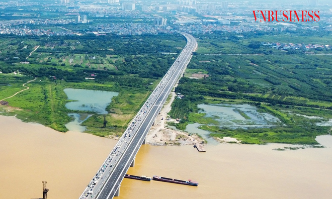 <p class="Normal">
Cầu Vĩnh Tuy là cây cầu bắc qua sông Hồng, nối quận Hai Bà Trưng và quận Long Biên. Dự án cầu Vĩnh Tuy giai đoạn 1 được hoàn thiện năm 2010, có tổng mức đầu tư gần 3.600 tỷ đồng. Cầu Vĩnh Tuy 2 &lpar;song song với cầu Vĩnh Tuy 1&rpar; khởi công tháng 1/2021 và hoành thành ngày 30/8/2023. Điểm đầu cầu giao với đường Trần Quang Khải - Nguyễn Khoái - Minh Khai &lpar;quận Hai Bà Trưng&rpar;, điểm cuối giao đường Long Biên - Thạch Bàn &lpar;quận Long Biên&rpar;. Cầu rộng hơn 19m, 4 làn xe, tổng vốn đầu tư 2.538 tỷ đồng. </p>