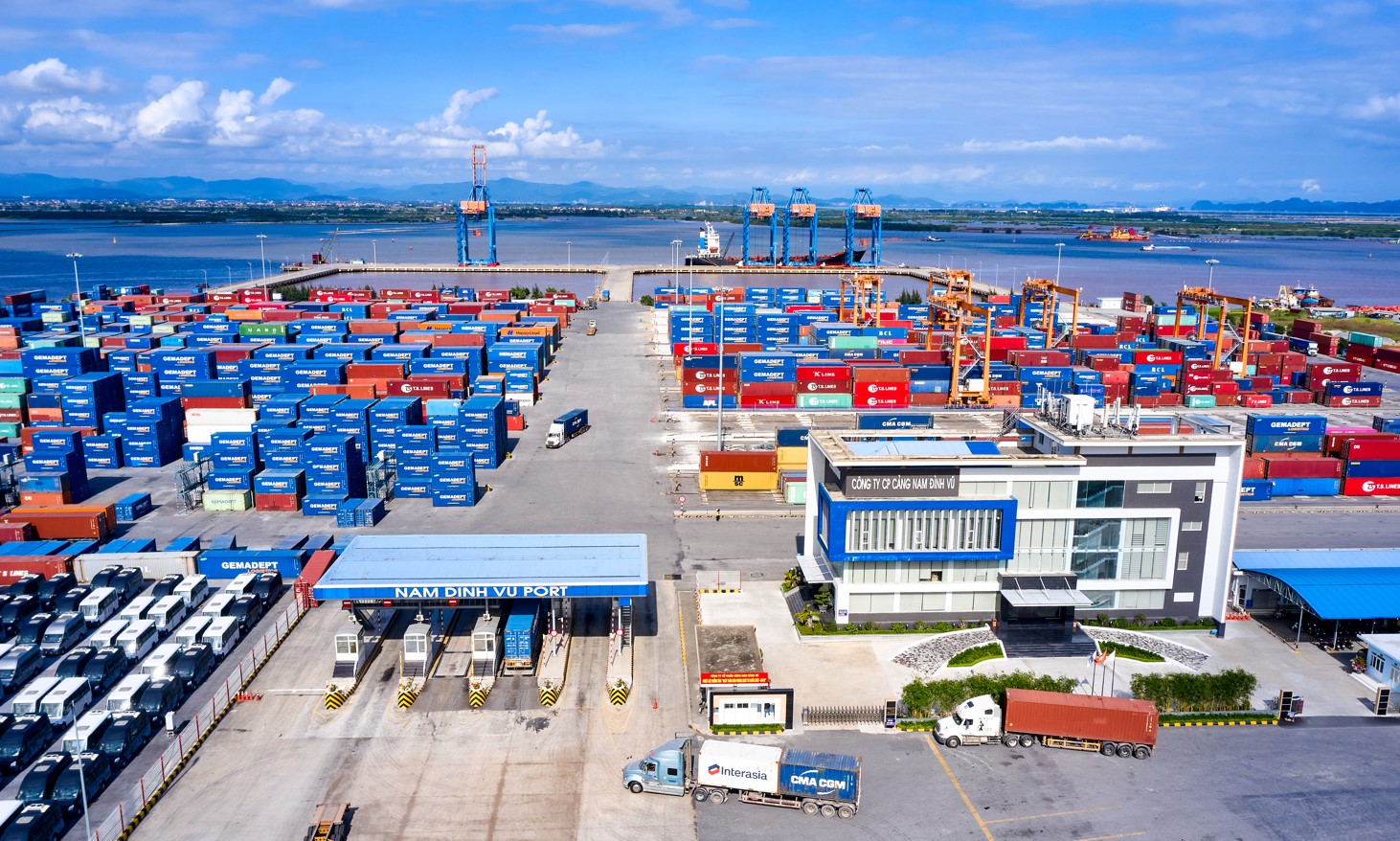 Tập đoàn Sao Đỏ 'bắt tay' CME đầu tư, sản xuất điện mặt trời áp mái.