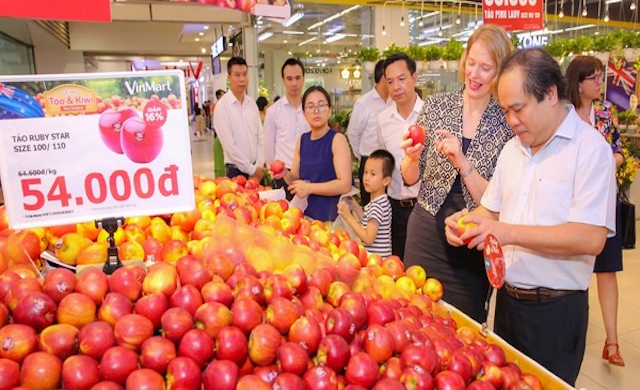 Vì sao trái cây nhập khẩu vào Việt Nam ngày càng rẻ?