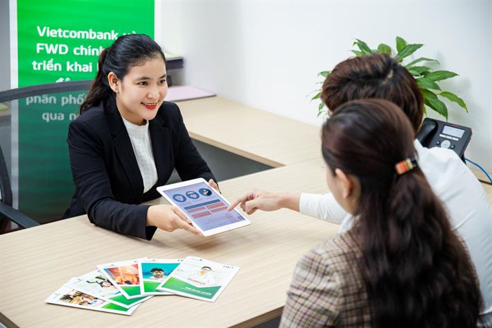 Sắp có chế tài xử lý tận gốc ngân hàng ép người vay vốn mua bảo hiểm