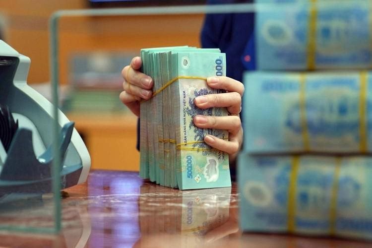 Vì sao lãi suất tiền gửi giảm xuống thấp kỷ lục nhưng người dân vẫn gửi nhiều?
