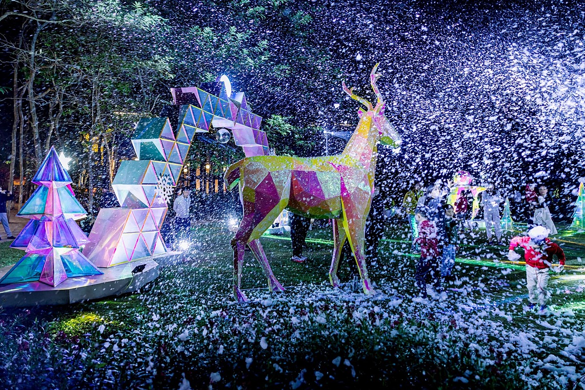 Noel tuyết trắng cùng cây thông pha lê đổi màu rực rỡ tại Ecopark