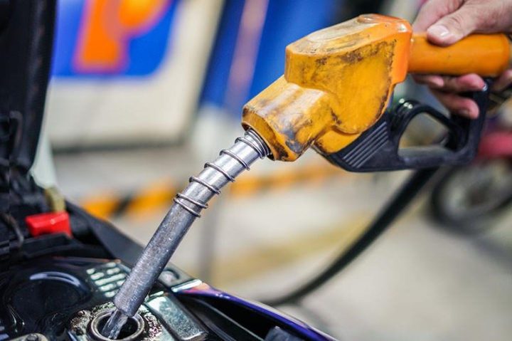 Giá xăng giảm gần 1.000 đồng/lít, RON 95 xuống 21.405 đồng/lít