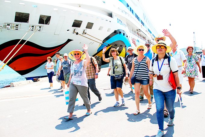 Ngành du lịch Việt Nam năm 2023: 'Cá hồi vượt thác' suy thoái