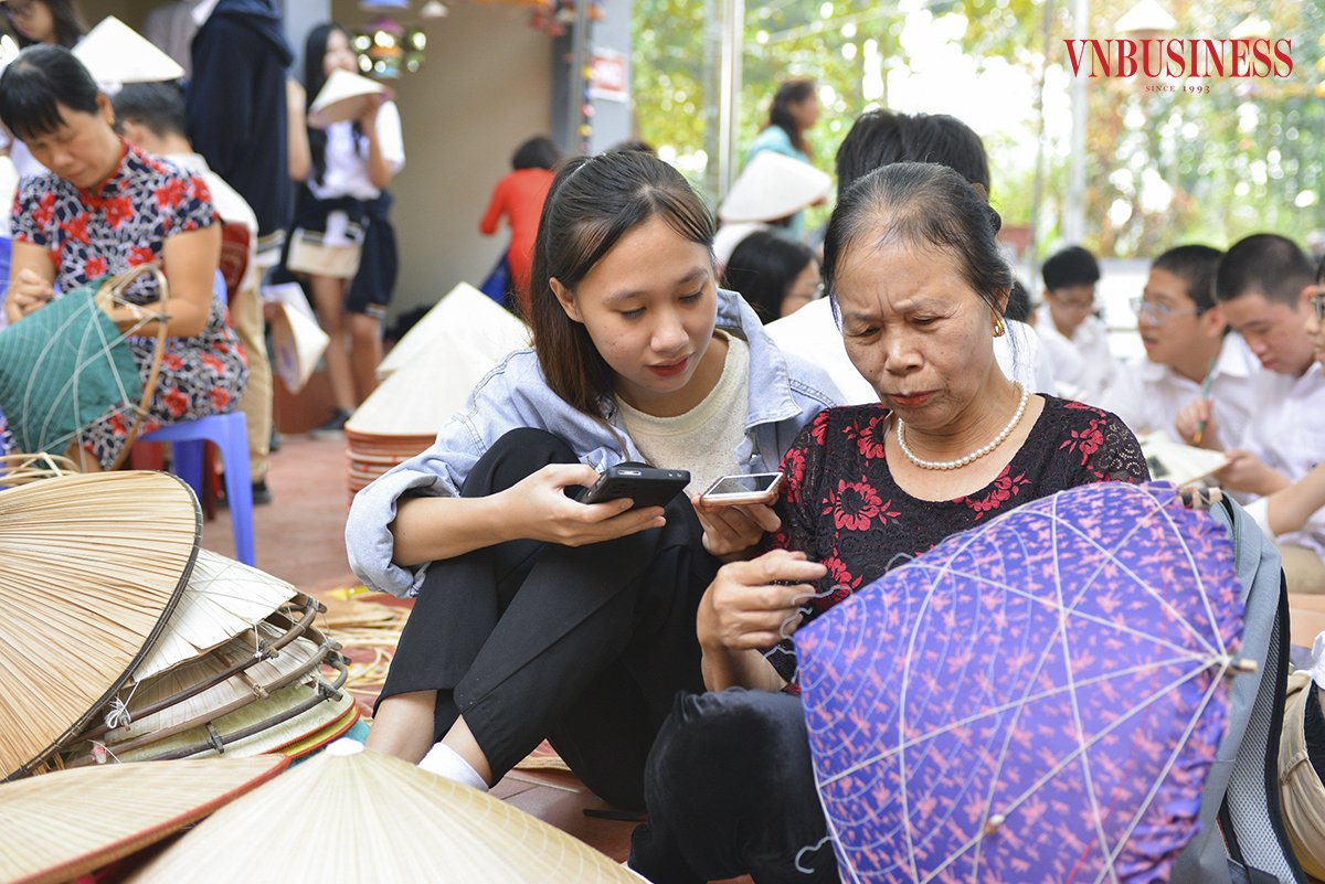 HTX 'giữ lửa nghề' làm nón làng Chuông