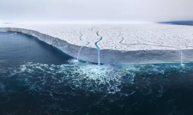 <p>
Nhiếp ảnh gia người Canada Thomas Vijayan, đoạt giải nhất ở hạng mục Băng và Tuyết với bức ảnh toàn cảnh băng tan ở Svalbard.<br /> </p>