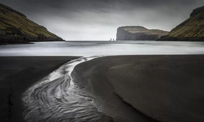 <p>
Bức ảnh Tjomuvik khắc họa hình ảnh dòng nước chảy qua quần đảo Faroe của nhiếp ảnh gia Ireland Ciaran Willmore đã giành giải nhất trong hạng mục Seascapes.</p>