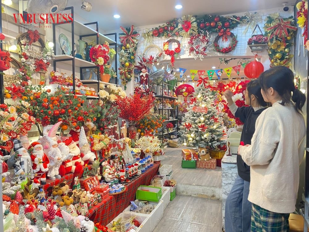 Hàng hóa đa dạng, lượng mua giảm sút thị trường Noel trầm lắng