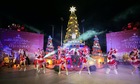 Người dân và du khách Đức Hòa lần đầu chiêm ngưỡng “tuyết rơi” đêm Giáng sinh