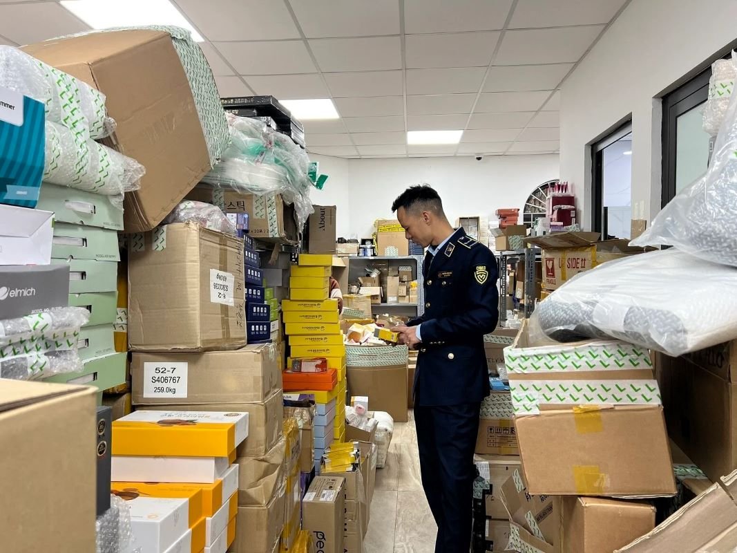 Hàng giả, hàng nhái tung hoành trên ‘chợ mạng’, đe dọa thị trường tiêu dùng cuối năm