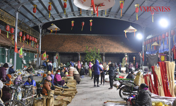 Lạ lẫm chợ nón làng Chuông &#039;người mua ngồi một chỗ, kẻ bán chạy khắp nơi&#039;