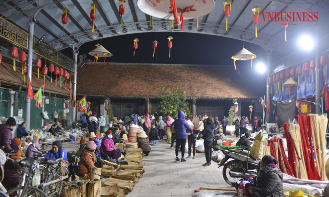 <p class="Normal">
Chợ nón làng Chuông &lpar;huyện Thanh Oai, Hà Nội&rpar; được họp ngay tại đình làng, nổi tiếng khắp cả nước về nghề làm nón truyền thống. Chợ được họp vào những ngày mùng 4, 10, 14, 20, 24 và 30 âm lịch hàng tháng.</p>