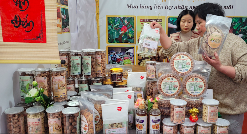 Đặc sản khắp nơi về Thủ đô đón Tết
