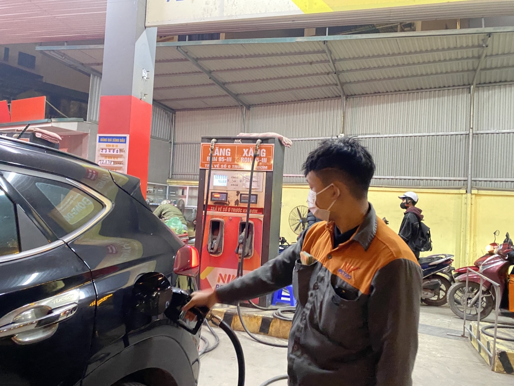 Biến động trước Tết Nguyên đán, xăng tăng gần 800 đồng mỗi lít
