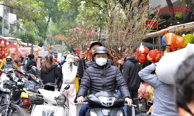 <p class="Normal">
Năm nay, chợ hoa truyền thống phố cổ Hà Nội được tổ chức trên các tuyến phố Hàng Lược, Hàng Khoai, Hàng Rươi, Hàng Mã, không gian bích họa phố Phùng Hưng</p>