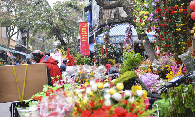 <p class="Normal">
Ngoài hoa tươi, cây cảnh các loại, chợ hoa Hàng Lược còn bày bán những sản phẩm hoa giả nghệ thuật với đầy đủ màu sắc khác nhau.</p>
