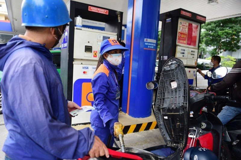Vì sao giá xăng dầu bất ngờ quay đầu giảm mạnh trước thềm năm mới Giáp Thìn 2024?