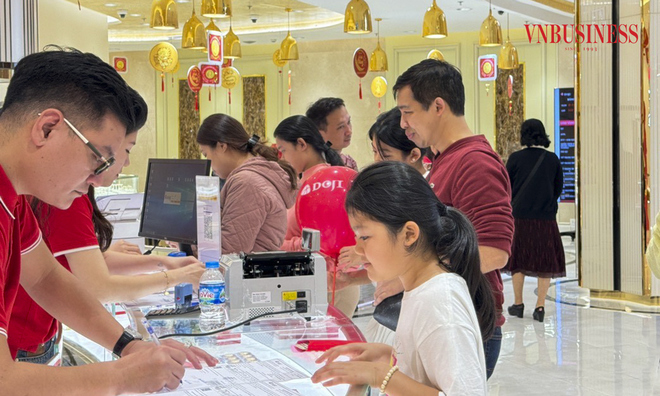 <p class="Normal">
Tại cửa hàng DOJI &lpar;quận Ba Đình, TP. Hà Nội&rpar;, khách hàng tấp nập tới mua vàng cho ngày vía Thần Tài.</p>