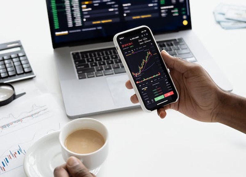 Cổ phiếu chứng khoán dẫn dắt, VN-Index lấy lại sắc xanh