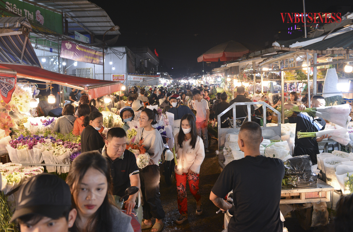 Chợ hoa Quảng An nhộn nhịp trước thềm ngày Quốc tế Phụ nữ 8/3