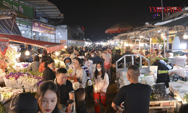 <p class="Normal">
Chợ hoa đêm Quảng An từ lâu đã trở thành địa chỉ mua hoa quen thuộc, gần gũi với người dân Thủ đô và các tỉnh, thành phố lân cận.</p>