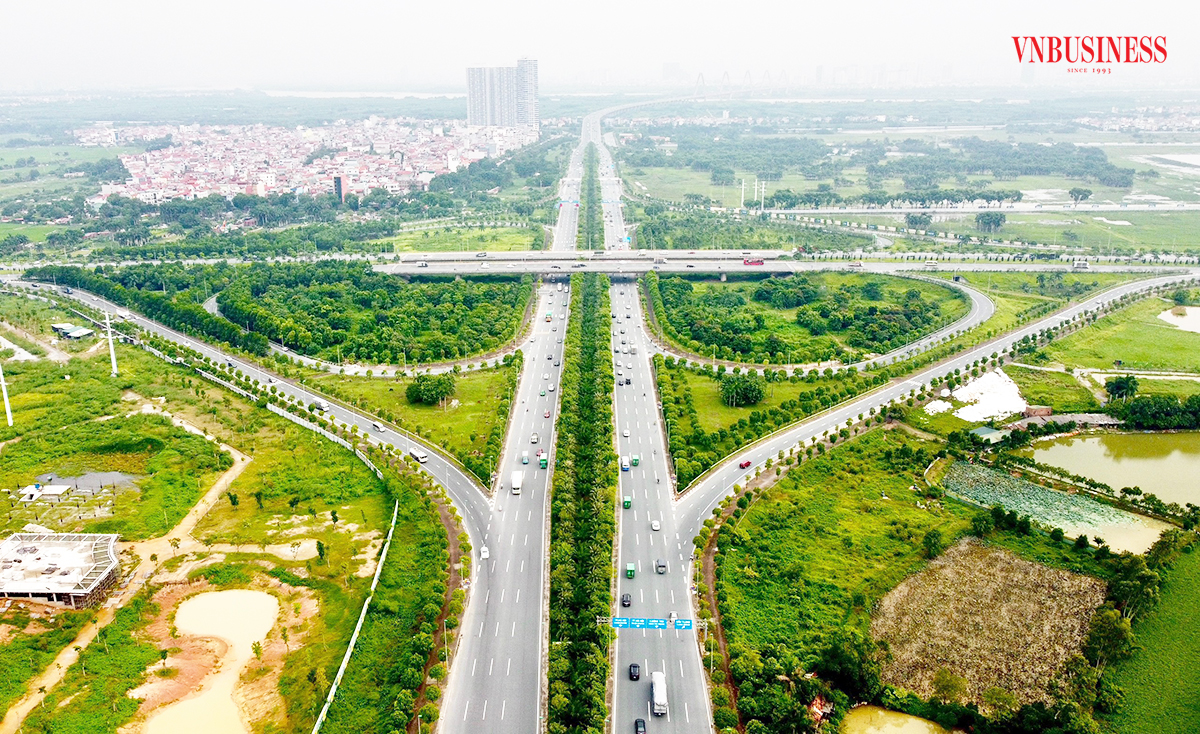 Đất vùng ven dần lấy lại sức nóng, chuyên gia cảnh báo 'không bỏ hết trứng vào một rổ'