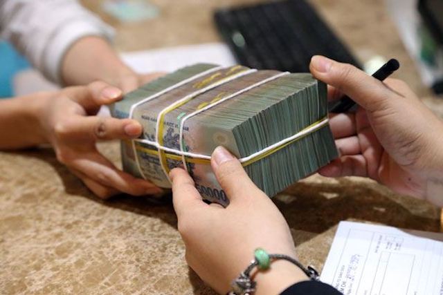 Khách hàng khi vay tiền ngân hàng phải khai thông tin về người liên quan?