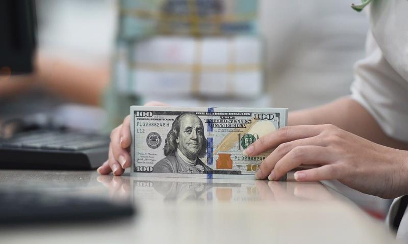 Cần làm gì để giảm bớt áp lực tỷ giá?