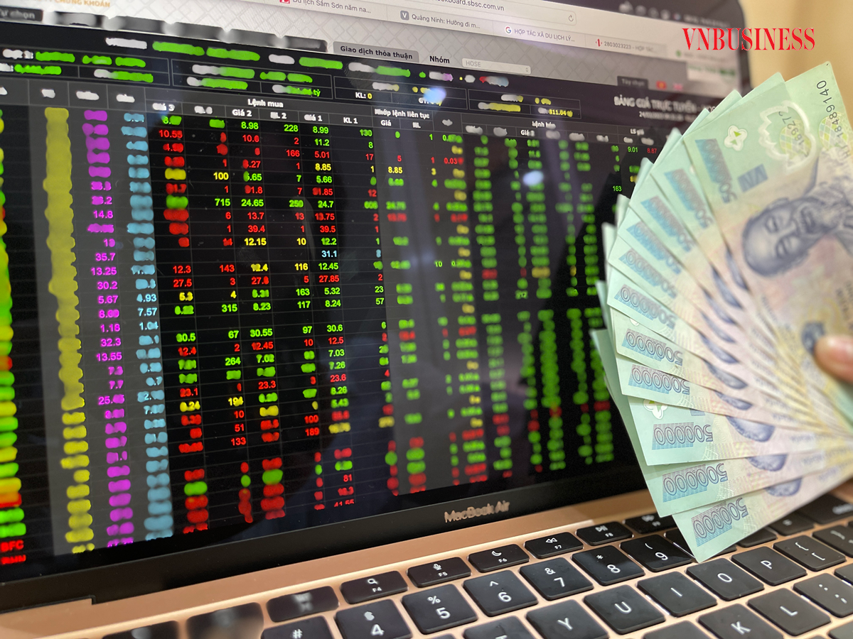 Áp lực bán tăng cao, VN-Index điều chỉnh mạnh ngày đầu tuần