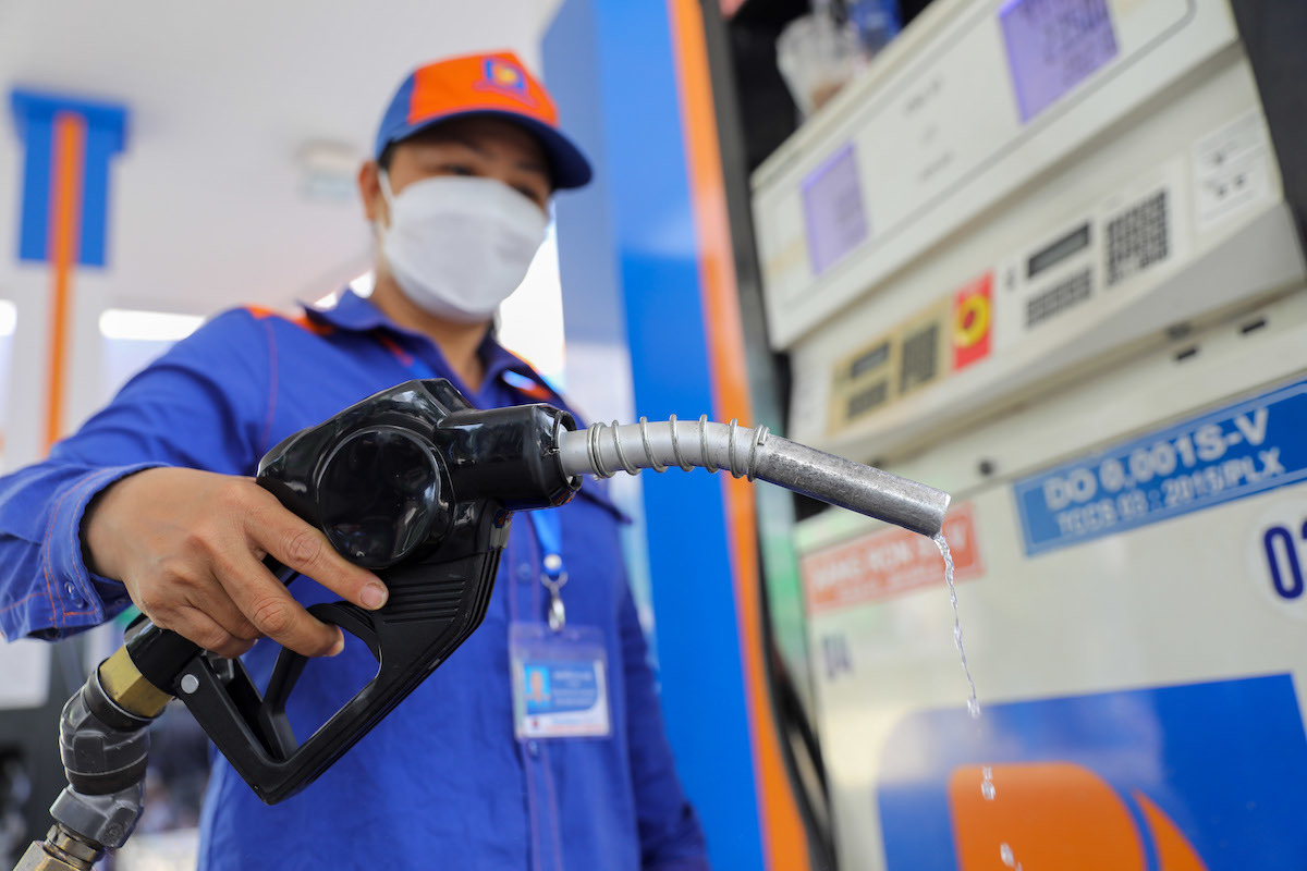 Đề xuất doanh nghiệp đầu mối tự quyết giá xăng dầu, Bộ Công Thương nói gì?