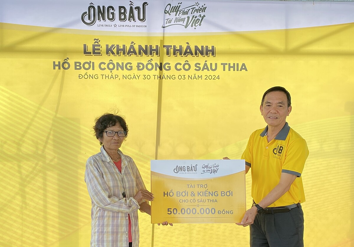 Quỹ Phát triển Tài năng Việt tặng hồ để dạy bơi cho trẻ em nghèo