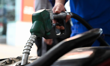 Xăng dầu cùng tăng giá, trừ RON 95 giảm nhẹ 15 đồng/lít