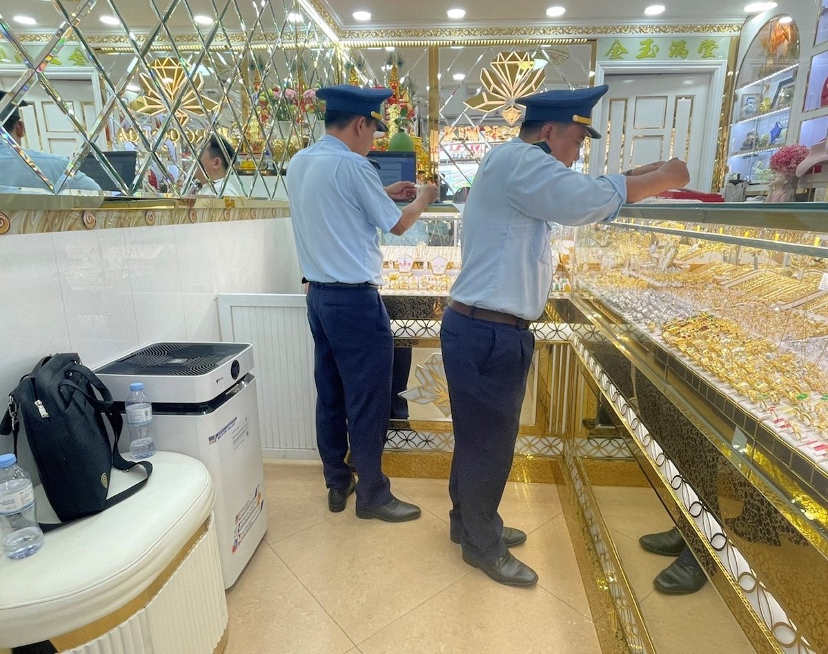 Quản lý thị trường liên tục 'truy quét' gian lận các cửa hàng vàng