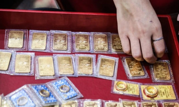 Vàng nhẫn vọt lên trên 77 triệu đồng/lượng, vàng miếng trượt ngưỡng 84 triệu đồng/lượng sau tin chính thức đấu thầu vàng