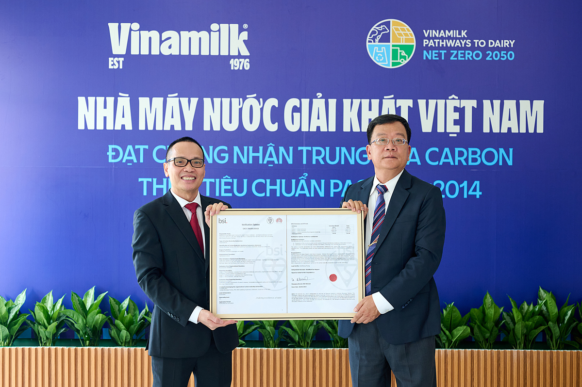 Viện tiêu chuẩn Anh Quốc (BSI) chứng nhận thêm 1 nhà máy của Vinamilk đạt trung hòa carbon