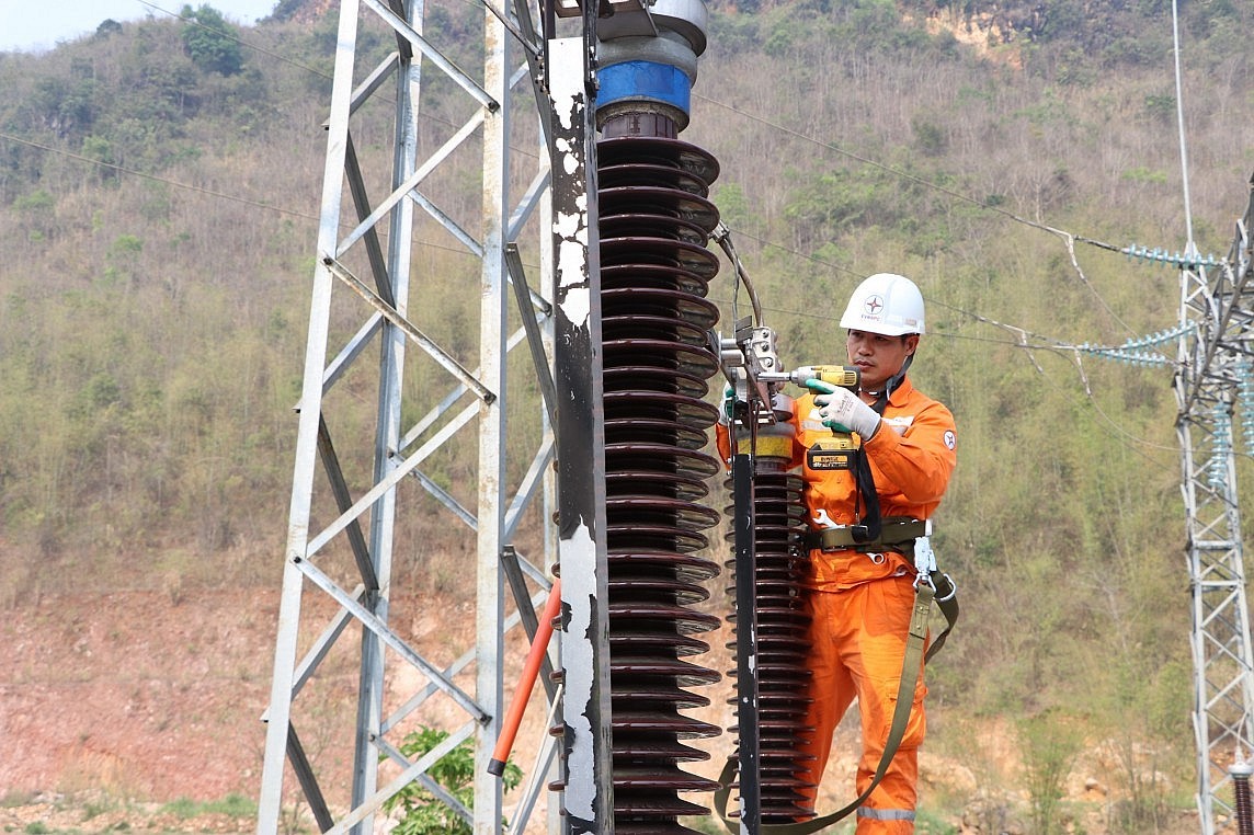Tiêu thụ điện cao kỷ lục, EVN có thể phải huy động nguồn diesel mượn của khách hàng