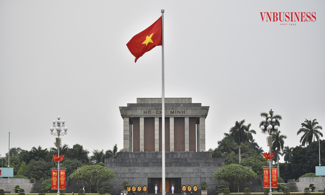 <p class="Normal">
Những ngày này, tại Lăng Chủ tịch Hồ Chí Minh và nhiều tuyến phố, trụ sở cơ quan ở Thủ đô được trang hoàng cờ Tổ quốc, pano, áp phích... để chào mừng 49 năm Ngày Giải phóng miền Nam, thống nhất đất nước, 70 năm Chiến thắng Điện Biên Phủ và 138 năm Ngày Quốc tế Lao động.</p>