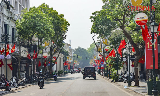 <p class="Normal">
Những tuyến phố Hà Nội trở nên rực rỡ, sinh động hơn với sắc đỏ của băng rôn, khẩu hiệu, pano chào mừng ngày lễ lớn của dân tộc.</p>
