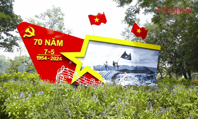 <p class="Normal">
Mô hình cổ động, kỷ niệm 70 năm Chiến thắng Điện Biên Phủ được bố trí xung quanh hồ Hoàn Kiếm để người dân và du khách quốc tế quan tâm, tìm hiểu lịch sử.</p>